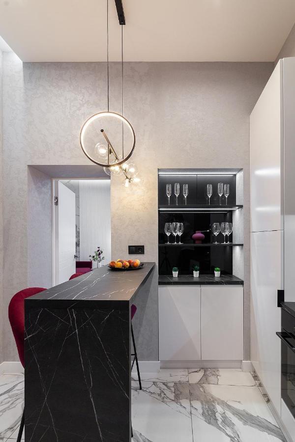 Lovely Apartment On Drahomanova Street Leópolis Exterior foto